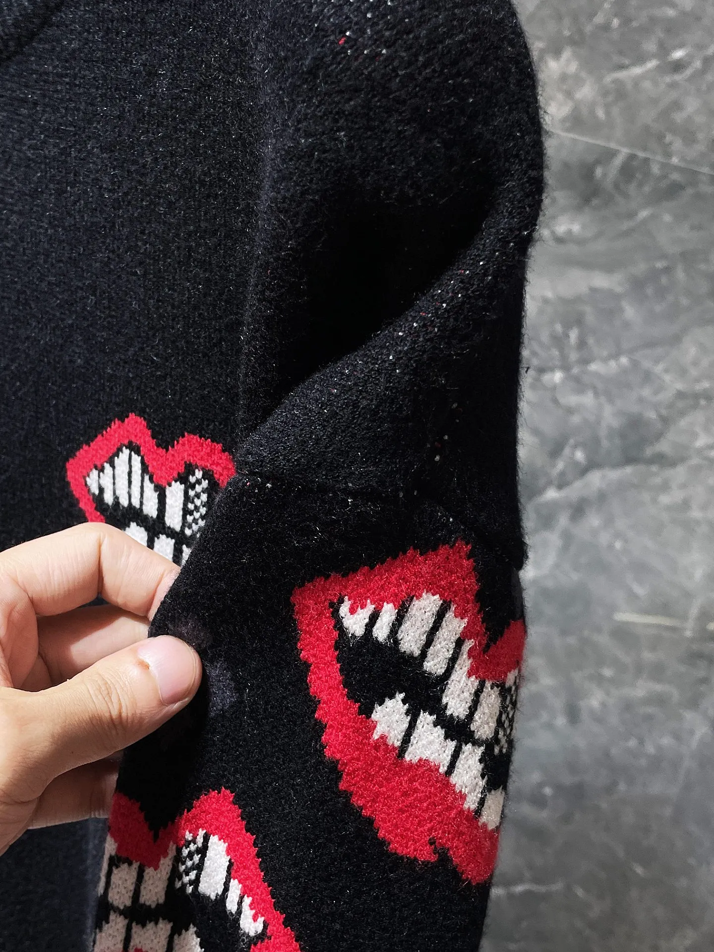 P256 Chrome Hearts 🍁Autumn and Winter Sweater Series🍁 New autumn and winter mattyboy cross leather sleeve arm red mouth sweater, selected high-quality wool blended knitted high-quality fabrics, embroidered lips ➕ patchwork leather, non-market ordinary version, recommended color: black